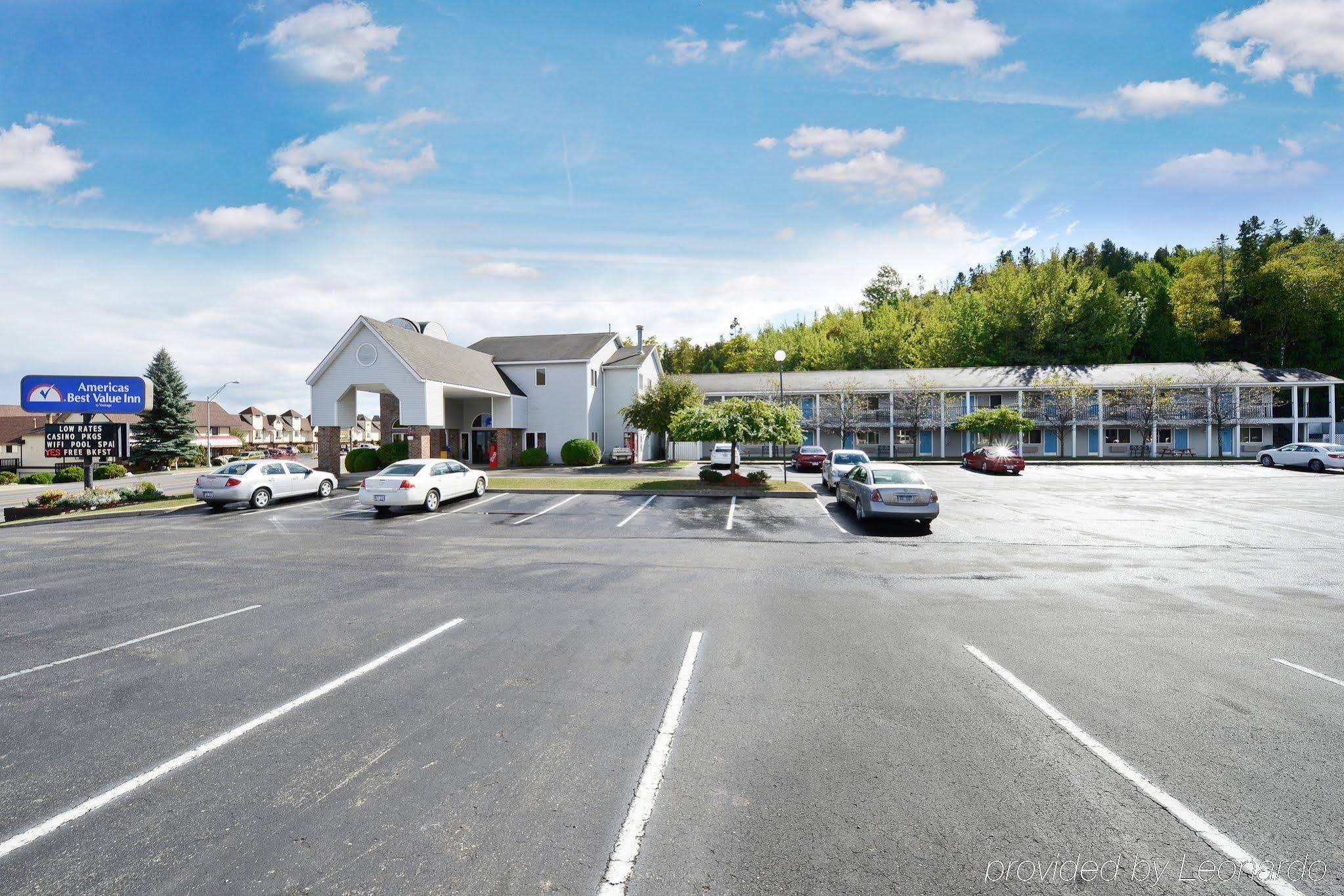 Americas Best Value Inn Saint Ignace Esterno foto