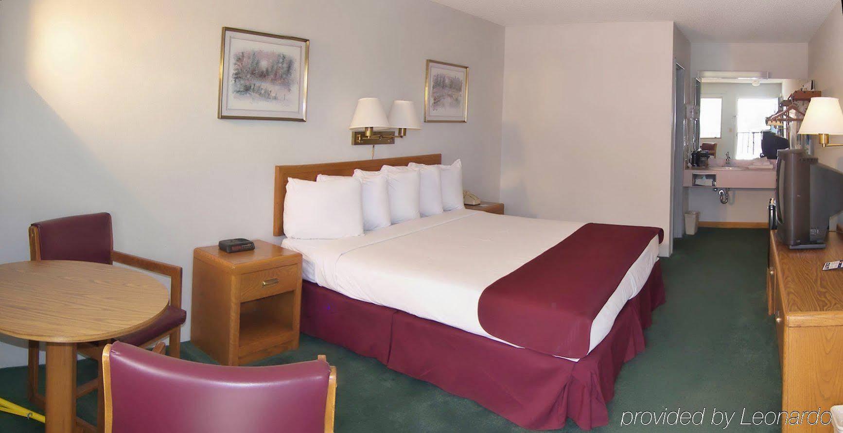 Americas Best Value Inn Saint Ignace Esterno foto