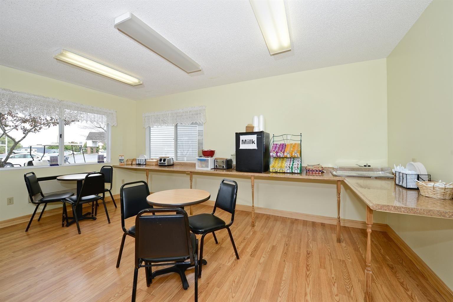 Americas Best Value Inn Saint Ignace Esterno foto