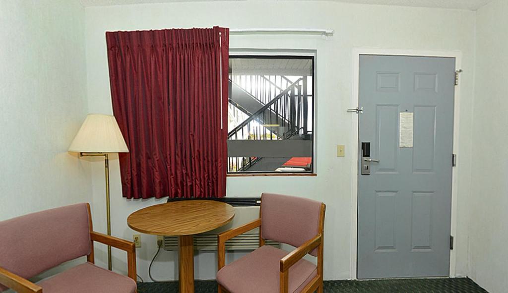 Americas Best Value Inn Saint Ignace Esterno foto