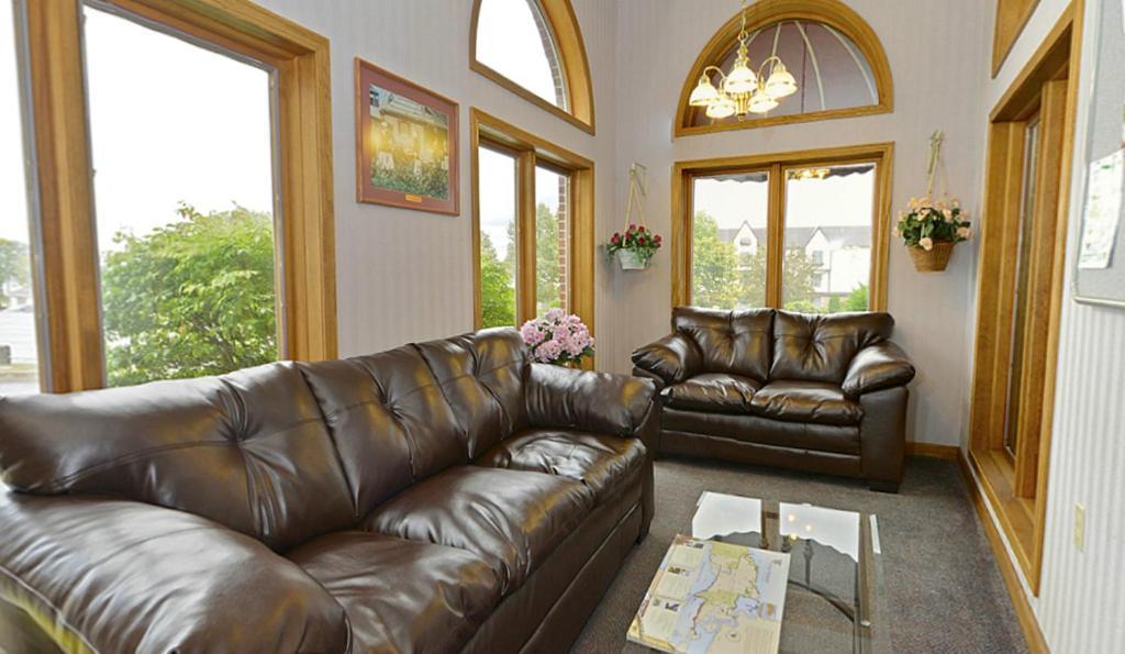 Americas Best Value Inn Saint Ignace Esterno foto