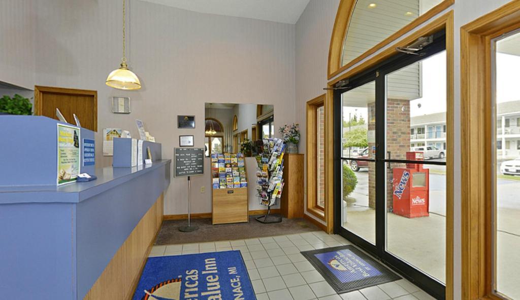 Americas Best Value Inn Saint Ignace Esterno foto
