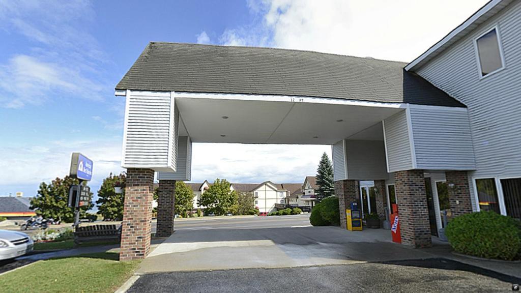 Americas Best Value Inn Saint Ignace Esterno foto