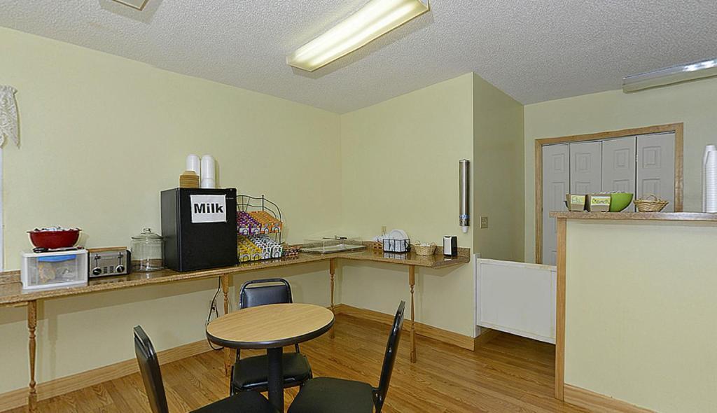 Americas Best Value Inn Saint Ignace Esterno foto