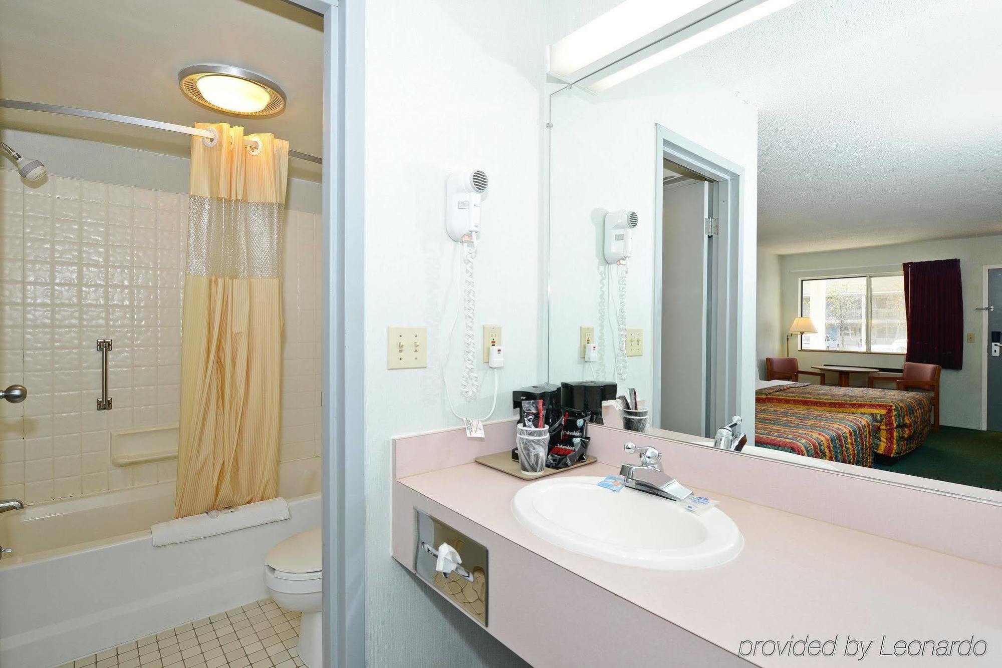 Americas Best Value Inn Saint Ignace Esterno foto